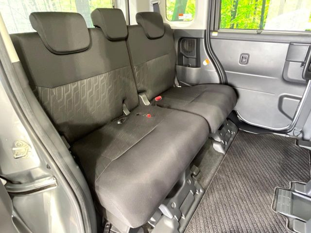 後部座席も気になるようなキズ・汚れやへたり等、大きなダメージはなく、良好な状態です。