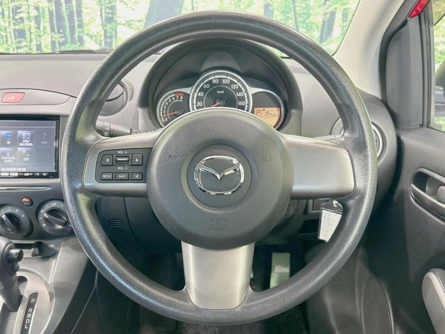 �C���e���A�ɍ��킹���f�U�C���̃X�e�A�����O�́A�^�]�������̂��Ƃ��l���A�^�]���₷���`��A�傫���ł��B�����x�A���ۂɐG���Ă��m���߂��������B