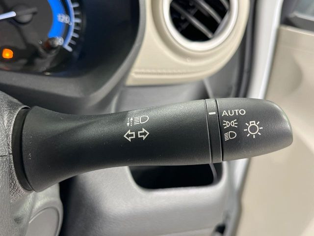 【オートライト】周りの明るさに応じて自動でヘッドライトの点灯・消灯ができる機能です!ライトの付け忘れ・消し忘れなどが無くなり、雨の日や夕方の走行も安心!トンネル通過時も便利ですね♪