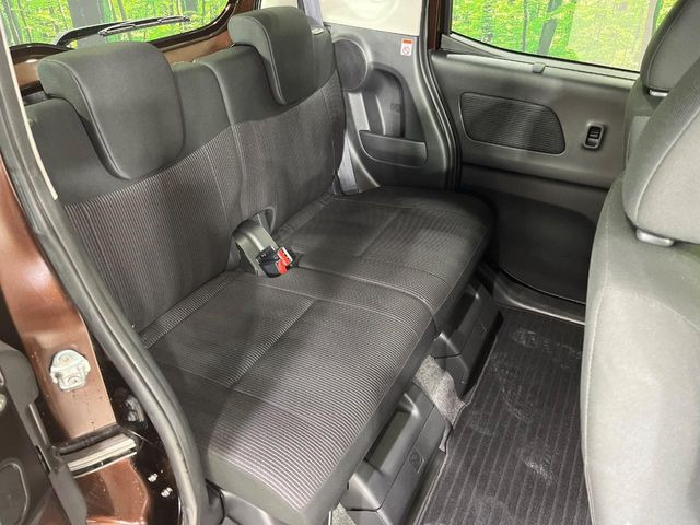 後部座席も気になるようなキズ・汚れやへたり等、大きなダメージはなく、良好な状態です。