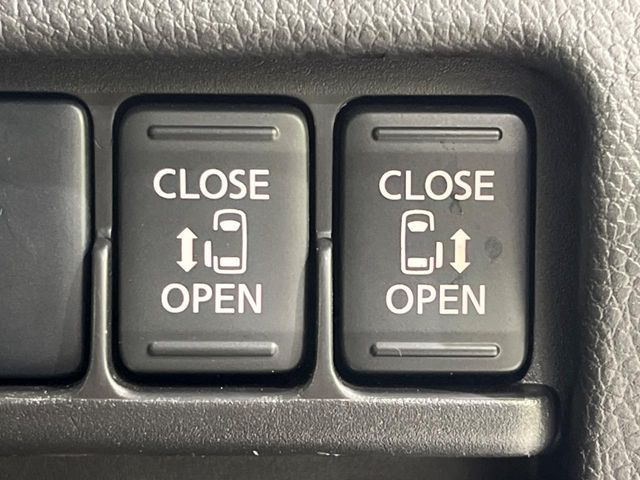 【両側パワースライドドア】スマートキーや運転席のスイッチで後席両側スライドドアの開閉が可能♪電動だから力を入れてドアを開ける必要が無く、小さなお子様でも簡単に開け閉めでき快適です♪