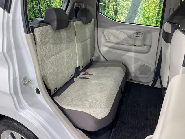 後部座席も気になるようなキズ・汚れやへたり等、大きなダメージはなく、良好な状態です。