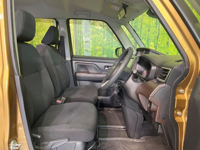 運転席シート廻りは使用感も少なく、良好な状態となっています。前オーナー様が丁寧に使っていたことがよくわかりますね。