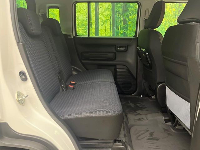 後部座席も気になるようなキズ・汚れやへたり等、大きなダメージはなく、良好な状態です。