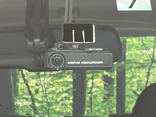 【ドライブレコーダー】安心・安全なカーライフに必須のドライブレコーダーを装備!走行中はもちろん、あおり運転や事故に遭遇した際の状況も映像で記録し、万一のリスクに備えます。