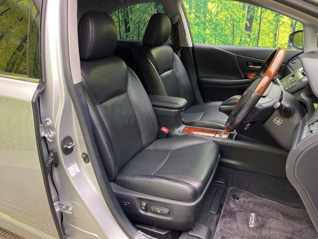 【黒革シート】上質な本革を使用し、高級感あふれる黒革シート。常に体に触れる部分だから、座り心地の良さにはこだわりたいですね♪汚れの付着や劣化を抑制する内装コーティング施工もおススメですよ♪