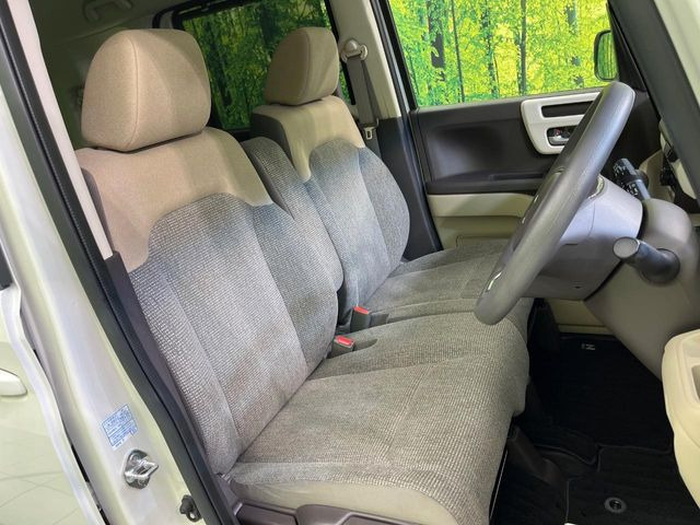 運転席まわりには十分なスペースがあり、大柄な方でもゆったり運転していただける環境です。