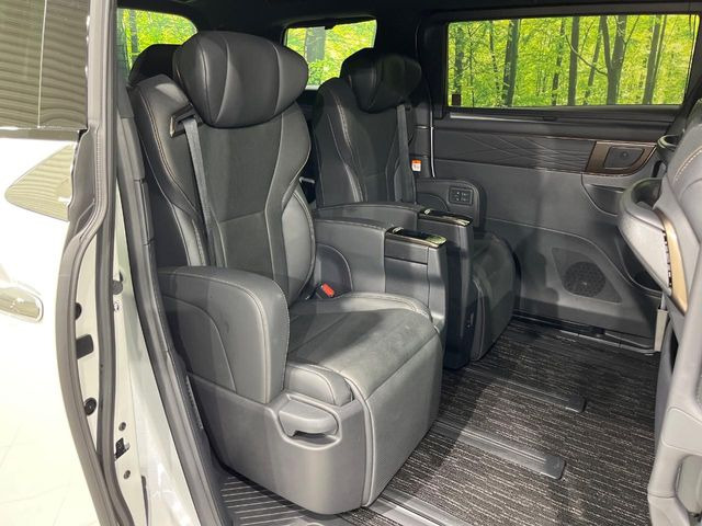 後部座席も気になるようなキズ・汚れやへたり等、大きなダメージはなく、良好な状態です。