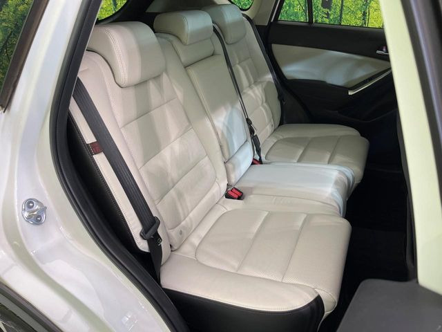 後部座席も気になるようなキズ・汚れやへたり等、大きなダメージはなく、良好な状態です。