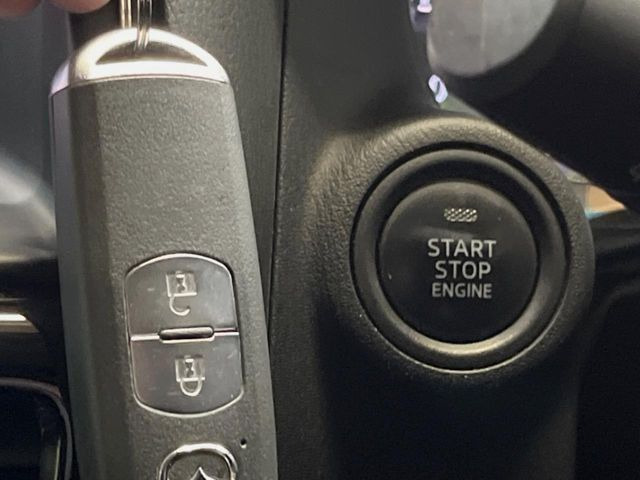 【アドバンストキー】カバンやポケットに入れたままでもドアの施錠・解錠が可能なスマートキーを装備。エンジンのオン・オフ時もカギを取り出す必要が無いからとっても便利です♪