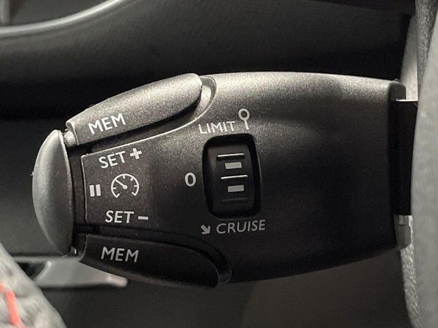 ●レーダークルーズコントロール:前の車との車間距離を一定にとりつつ、一定速度で自動走行してくれる次世代のクルーズコントロール!主に高速道路や自動車専用道路で使用する便利な機能です!