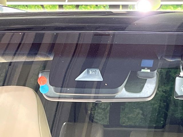 【トヨタセーフティセンス】走行中に前方の車両等を認識し、衝突しそうな時は警報とブレーキで衝突回避と被害軽減をアシスト。より安全にドライブをお楽しみいただけます。