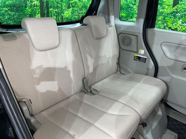 後部座席も気になるようなキズ・汚れやへたり等、大きなダメージはなく、良好な状態です。