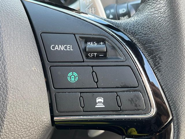 【三菱e-Assist】走行中に前方の車両等を認識し、衝突しそうな時は警報とブレーキで衝突回避と被害軽減をアシスト。より安全にドライブをお楽しみいただけます。