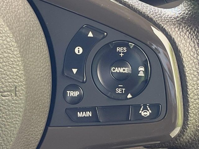 【アダプティブクルーズコントロール】高速道路での長距離走行が楽に!!自動で速度を保つクルーズコントロールが、衝突軽減システムと連携し、前方の車両を感知して車間を保つように速度調節してくれます!!