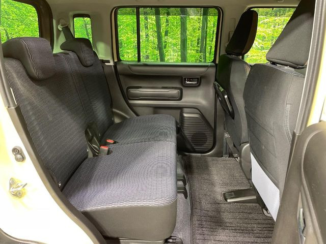 後部座席も気になるようなキズ・汚れやへたり等、大きなダメージはなく、良好な状態です。