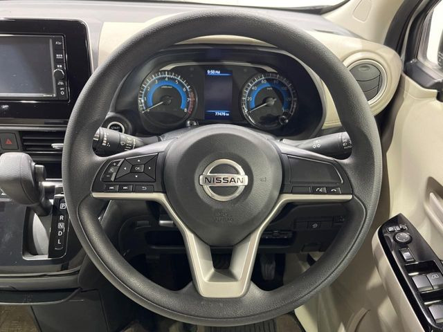 �C���e���A�ɍ��킹���f�U�C���̃X�e�A�����O�́A�^�]�������̂��Ƃ��l���A�^�]���₷���`��A�傫���ł��B�����x�A���ۂɐG���Ă��m���߂��������B