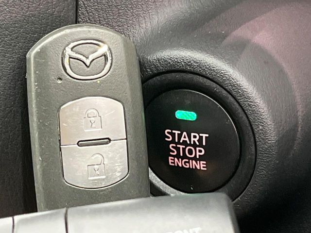 【アドバンストキー】カバンやポケットに入れたままでもドアの施錠・解錠が可能なスマートキーを装備。エンジンのオン・オフ時もカギを取り出す必要が無いからとっても便利です♪