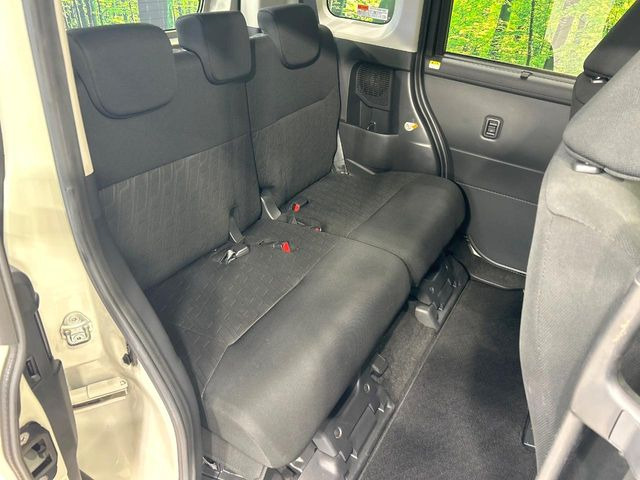 後部座席も気になるようなキズ・汚れやへたり等、大きなダメージはなく、良好な状態です。