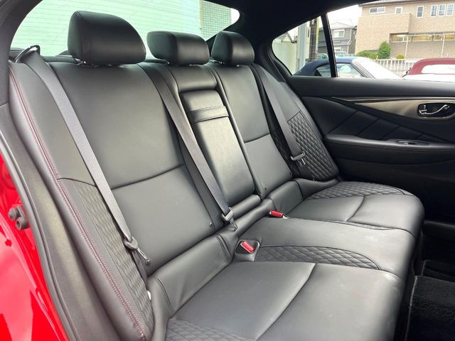 後部座席も気になるようなキズ・汚れやへたり等、大きなダメージはなく、良好な状態です。