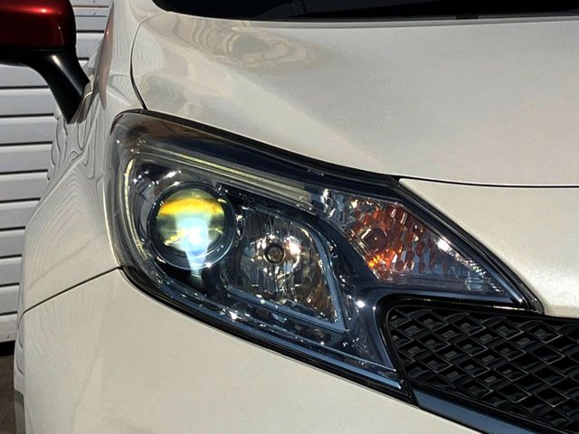 【HIDヘッドライト】非常に明るく前方を照らしてくれるので、悪天候や夜間の走行時も視界良好で安心してお乗りいただけます。