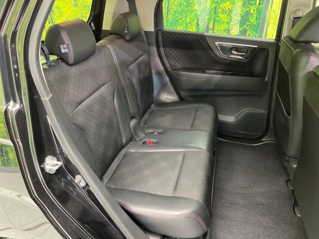 後部座席も気になるようなキズ・汚れやへたり等、大きなダメージはなく、良好な状態です。