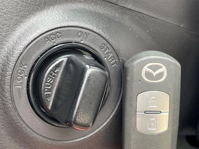 【アドバンストキー】カバンやポケットに入れたままでもドアの施錠・解錠が可能なスマートキーを装備。エンジンのオン・オフ時もカギを取り出す必要が無いからとっても便利です♪