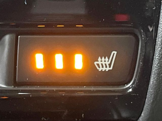 【前席シートヒーター】寒い日に重宝するシートヒーター!エアコンより早く温まってくれるので寒がりの人も安心ですね♪エアコンの温風は乾燥するから苦手、という方にもをおすすめです。