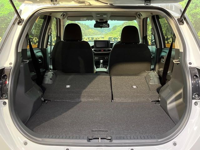 ���i�̂���������ʋ΁A���}���ɏ\���ȉ׎��X�y�[�X���m�ۂ��Ă���܂��B�Z�J���h�V�[�g��|���ƁA�傫�ȉו��̐ύڂ��\�ł���