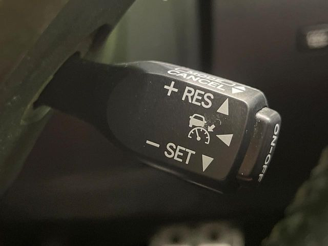 【レーダークルーズコントロール】高速道路での長距離走行が楽に!!自動で速度を保つクルーズコントロールが、衝突軽減システムと連携し、前方の車両を感知して車間を保つように速度調節してくれます!!