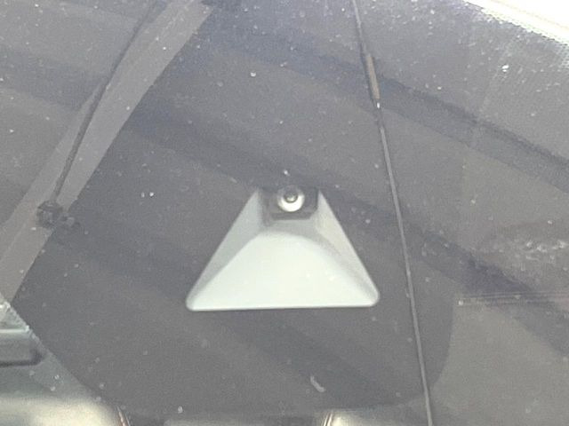 【インテリジェントエマージェンシーブレーキ】フロントカメラで前方の車両や歩行者を検知。衝突しそうな時は衝突被害軽減ブレーキが作動、衝突回避をサポート。より安全にドライブをお楽しみいただけます。