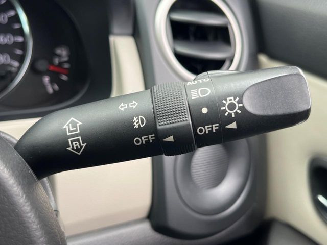 【オートライト】周りの明るさに応じて自動でヘッドライトの点灯・消灯ができる機能です!ライトの付け忘れ・消し忘れなどが無くなり、雨の日や夕方の走行も安心!トンネル通過時も便利ですね♪