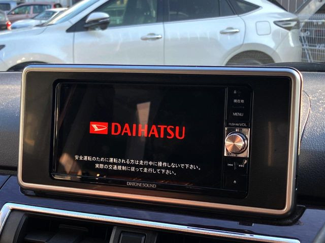 【純正ナビ】人気の純正ナビを装備しております。ナビの使いやすさはもちろん、オーディオ機能も充実!キャンプや旅行はもちろん、通勤や買い物など普段のドライブも楽しくなるはず♪