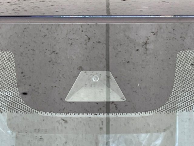 【ホンダセンシング】走行中に前方の車両等を認識し、衝突しそうな時は警報とブレーキで衝突回避と被害軽減をアシスト。より安全にドライブをお楽しみいただけます。