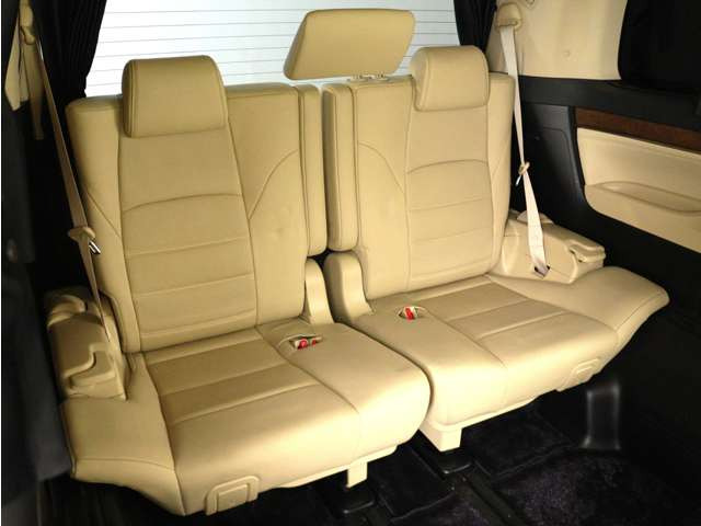 サードシートも広々とした空間をご用意しております!シートアレンジにて、快適スペースを作ることも可能となっております!アレンジパターンも豊富で、様々なシーンにご利用いただけます!