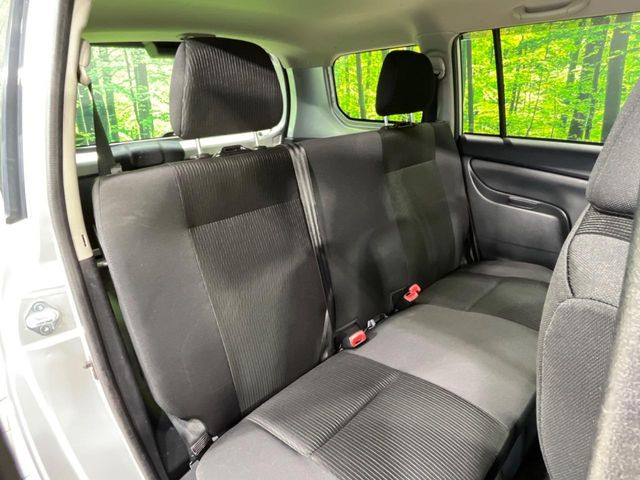 後部座席も気になるようなキズ・汚れやへたり等、大きなダメージはなく、良好な状態です。