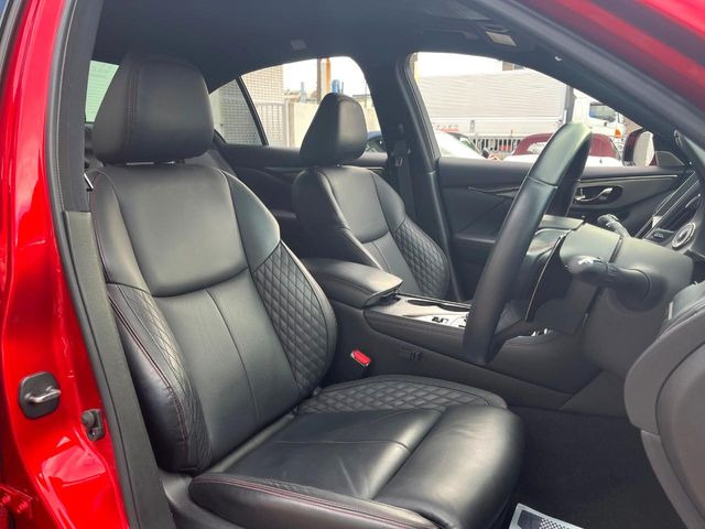 【黒革シート】上質な本革を使用し、高級感あふれる黒革シート。常に体に触れる部分だから、座り心地の良さにはこだわりたいですね♪汚れの付着や劣化を抑制する内装コーティング施工もおススメですよ♪