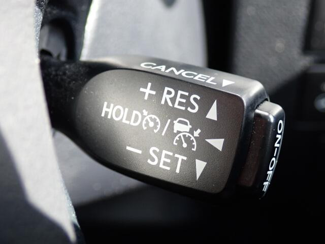 �y�N���[�Y�R���g���[���z�������H�ł̒��������s���y�Ɂ�A�N�Z���y�_���𓥂܂��Ɏԑ������ɕۂ��Ƃ��\�ł��B�O���̎ԗ������m���ĎԊԂ�ۂ悤�ɑ��x���߂��Ă���܂�!!