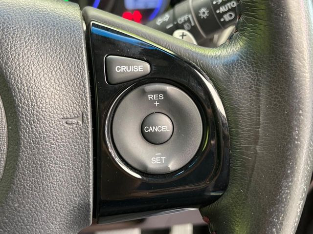 【クルーズコントロール】高速道路もラクラク走行。アクセルを離しても一定速度で走行ができ、長距離運転時の負担を軽減!加速・減速も簡単なスイッチ操作で調整できます。