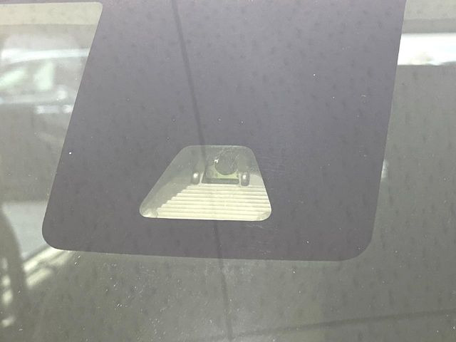 【スマートアシスト】走行中に前方の車両等を認識し、衝突しそうな時は警報とブレーキで衝突回避と被害軽減をアシスト。より安全にドライブをお楽しみいただけます。