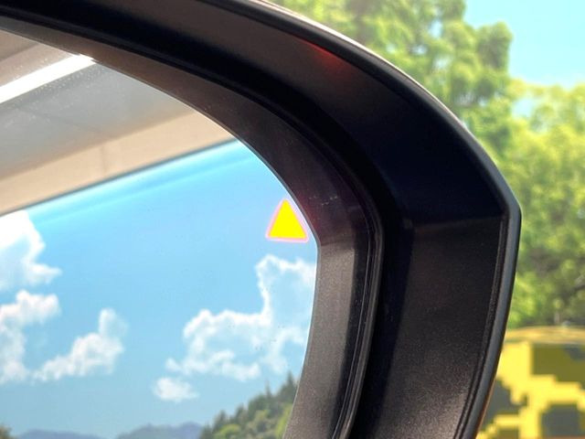 【後方車輛検知】走行中、ドアミラーの死角になりやすい箇所に後続車が接近するとサイドミラー付近に警告を表示、ドライバーに注意喚起をしてくれます。