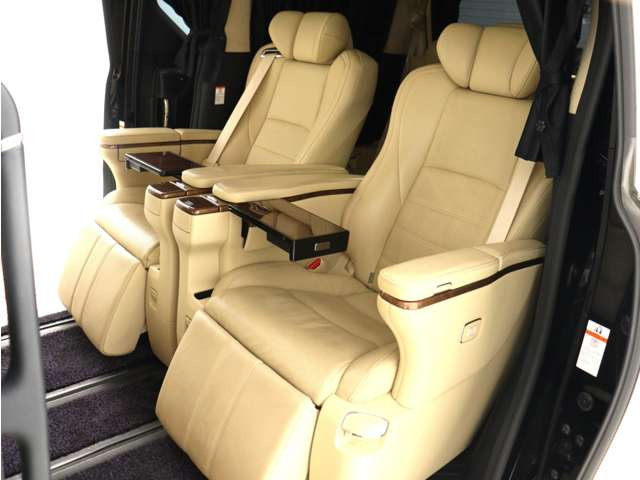 (☆プレミアムナッパ本革シート☆)なめらかでしっとりとした本革シート♪快適な温冷風シート機能、専用の読書灯、電動リクライニング、電動オットマン、格納テーブルと最上級グレード装備!