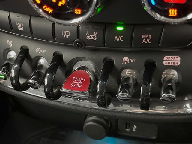 ●コンフォートアクセス(スマートエントリーシステム):キーを所持しているだけで開錠・施錠からエンジンスタートまで操作可能!