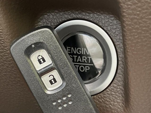 【Hondaスマートキー】カバンやポケットに入れたままでもドアの施錠・解錠が可能なスマートキーを装備。エンジンのオン・オフ時もカギを取り出す必要が無いからとっても便利です♪