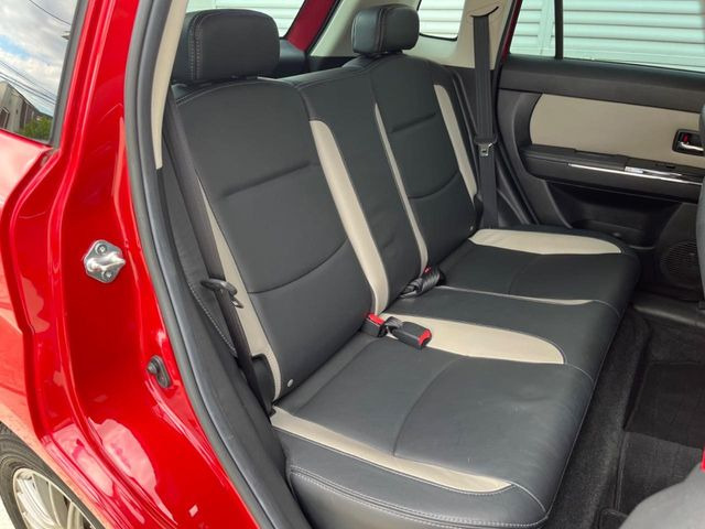 後部座席も気になるようなキズ・汚れやへたり等、大きなダメージはなく、良好な状態です。