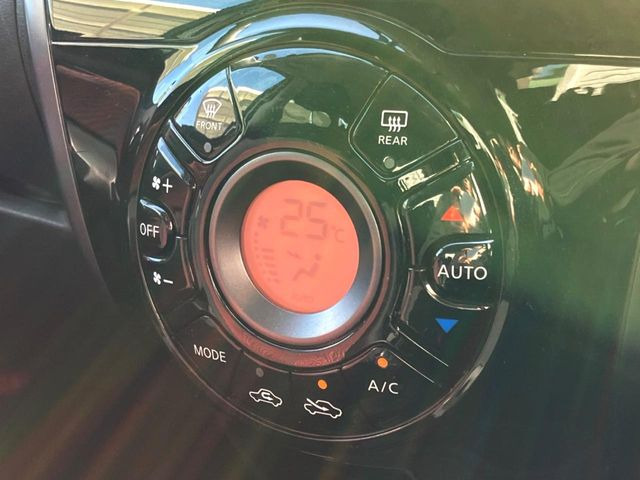 【オートエアコン】一度お好みの温度に設定すれば、車内の温度を検知し風量や温度を自動で調整。暑い…寒い…と何度もスイッチ操作をする必要はありません。快適な車内空間には必須の機能ですね♪