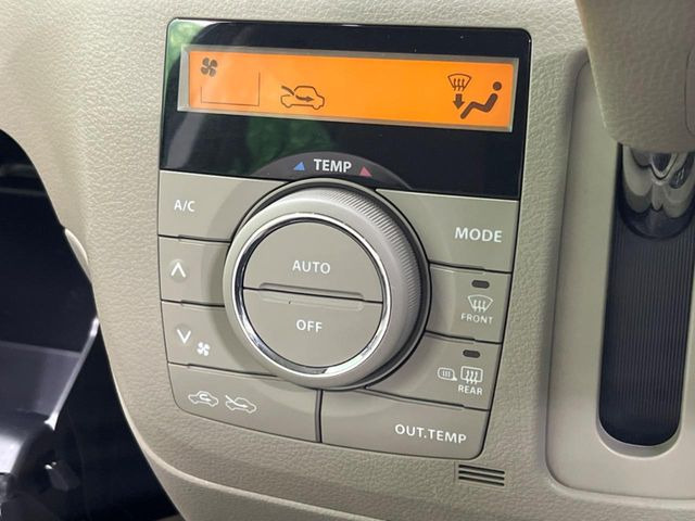 【オートエアコン】一度お好みの温度に設定すれば、車内の温度を検知し風量や温度を自動で調整。暑い…寒い…と何度もスイッチ操作をする必要はありません。快適な車内空間には必須の機能ですね♪