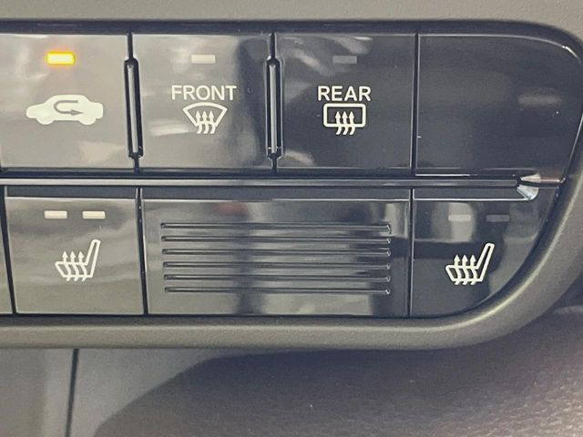 【シートベンチレーション】夏場は涼しい風でお尻や背中の熱やムレを防ぎ、冬はエアコンよりも早く温まってポカポカに!季節を問わず快適に過ごせます。