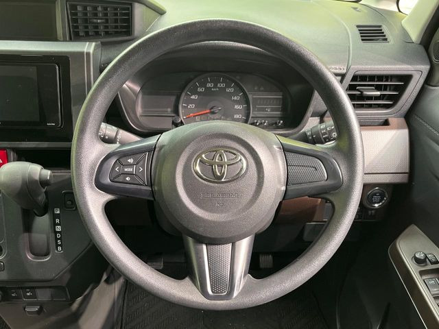 インテリアに合わせたデザインのステアリングは、運転される方のことも考え、運転しやすい形状、大きさです。是非一度、実際に触ってお確かめください。