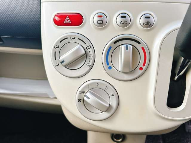 必需品のエアコン付き♪温度調節も簡単操作となっております!